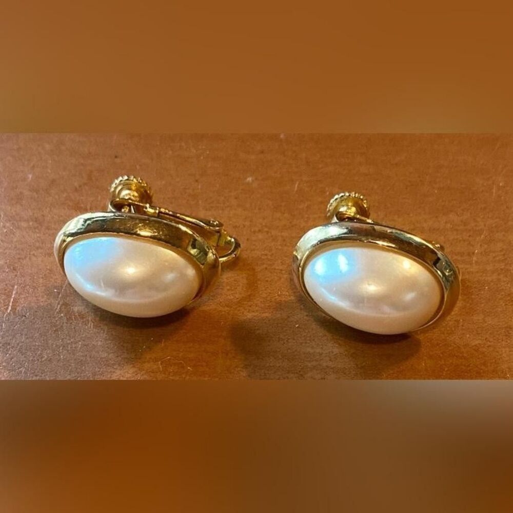 Gold Tone White Faux Pearl Stud Earrings Womens Screw Back Oval Classic Vintage